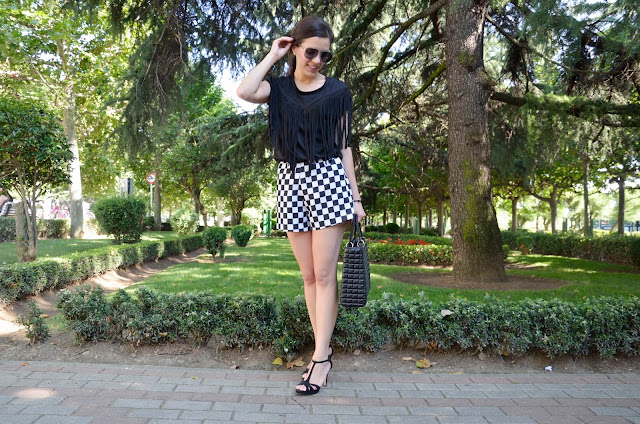 flecos-blanco-negro-shorts-damero-look-verano-trends-gallery