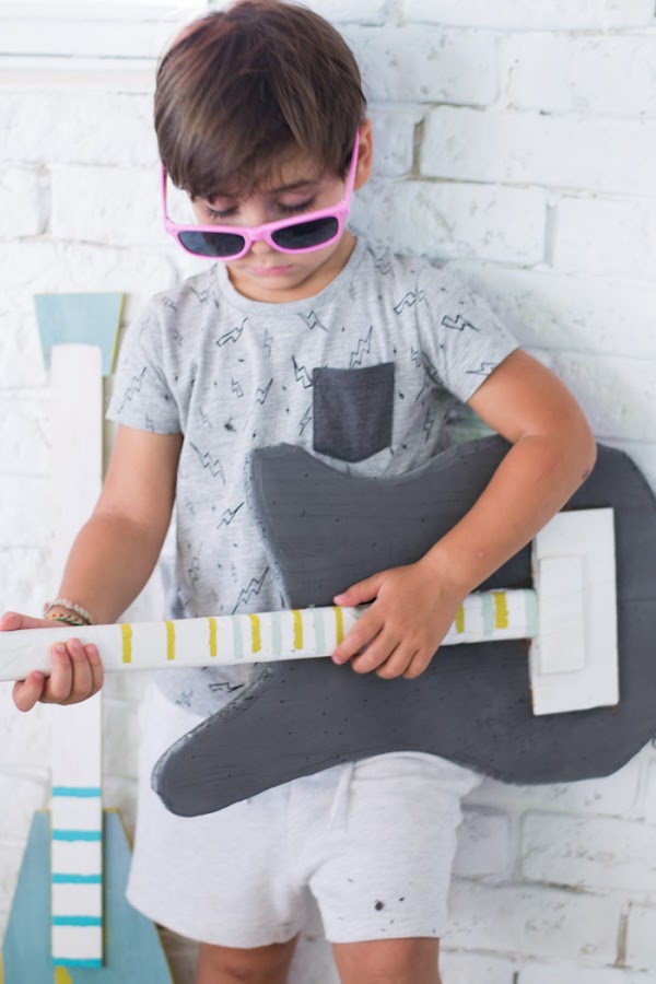 Guitarras y micrófono de madera diy