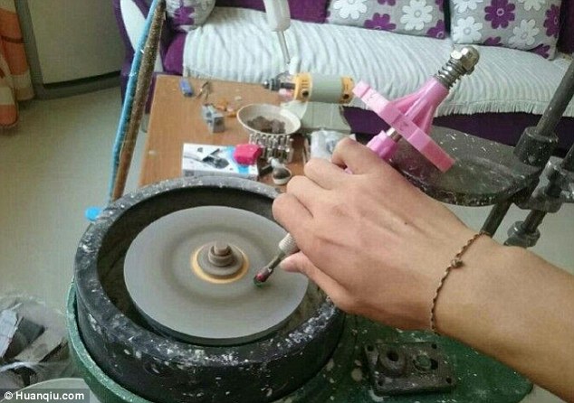 Lucu Tapi Kreatif dan Keren! Lihat yang Dilakukan Pria ini Saat Pacarnya Merengek Minta Cincin Berlian Lucu Tapi Kreatif dan Keren! Lihat yang Dilakukan Pria ini Saat Pacarnya Merengek Minta Cincin Berlian
