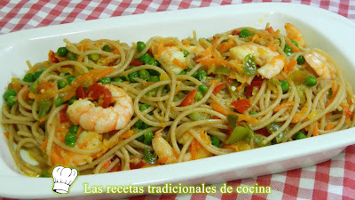 Receta fácil y deliciosa de espaguetis con langostinos y verduras