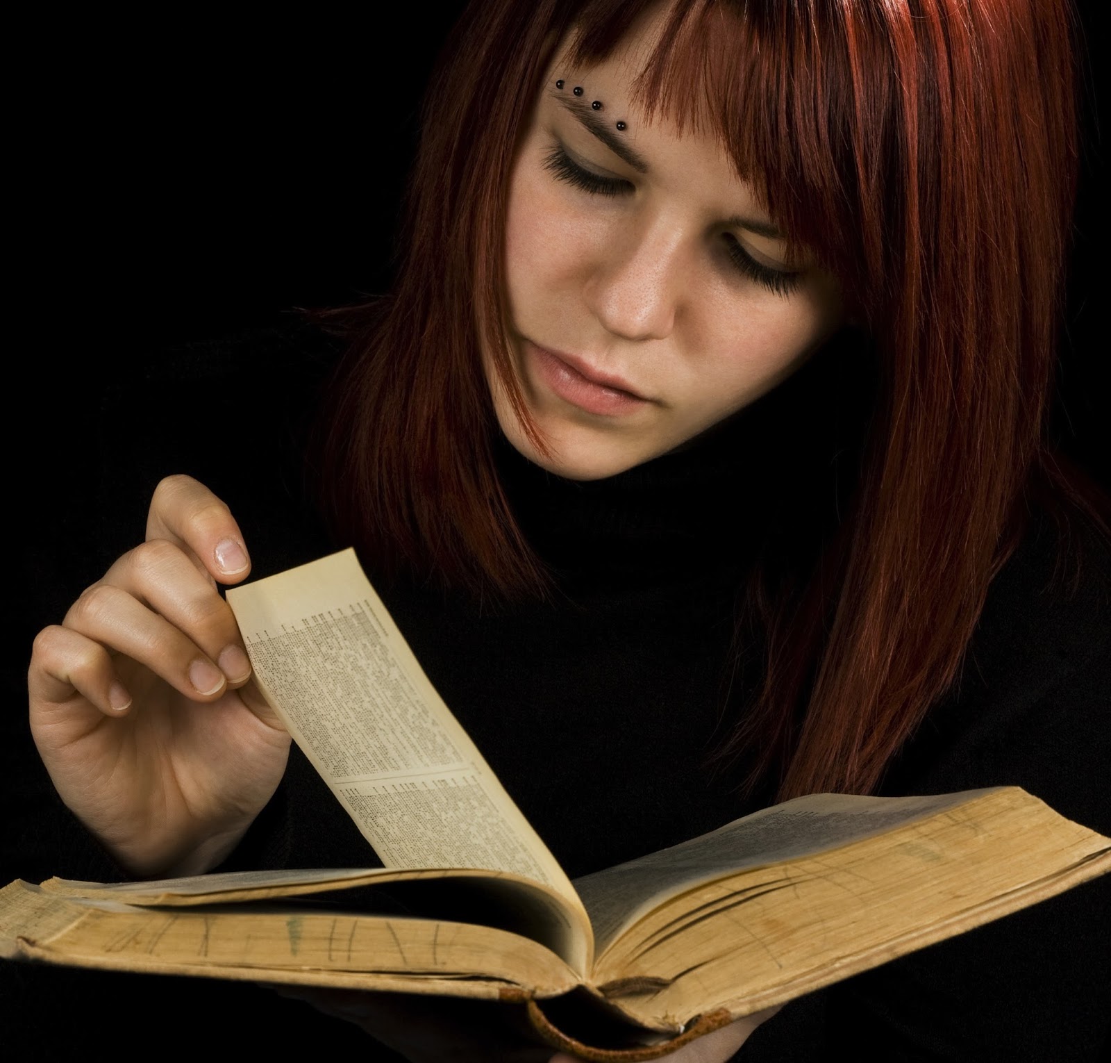 девочки на страницах книг. девочки на страницах книг. книжная иллюстрация. художник: steven belledin. девушка и летающие книги.