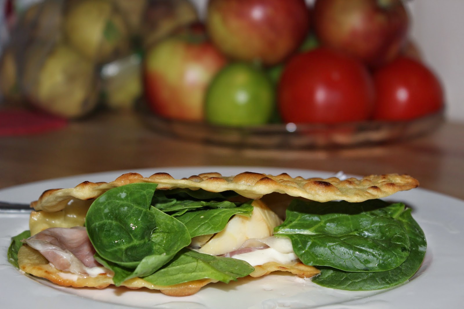 Fraszka & Kobieta Renesansu Domowa włoska piada z szynką parmeńską, karczochami, mozzarellą i