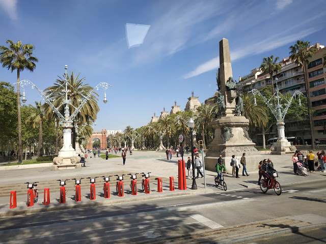 La promenade Passeig Lluís Companys qui part de l'arc de triomphe.