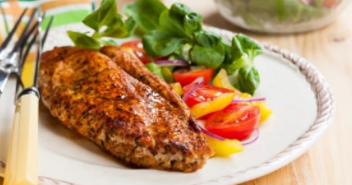 Low Carb Rezepte: Putenbrust mit Tomaten, Paprika und Feldsalat