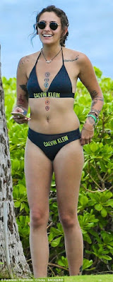 Paris Jackson shows off bikini body during vacation in Hawaii (photos)
