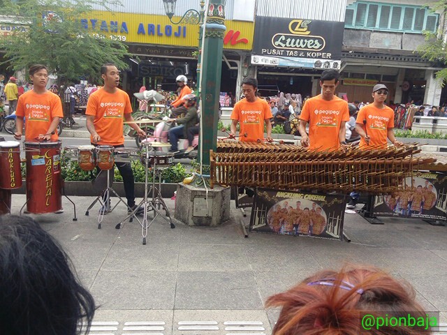 Angklung Carehal Ramaikan Pedestrian Malioboro