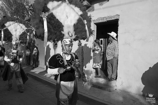 danzante de la pluma en calenda por oaxaca