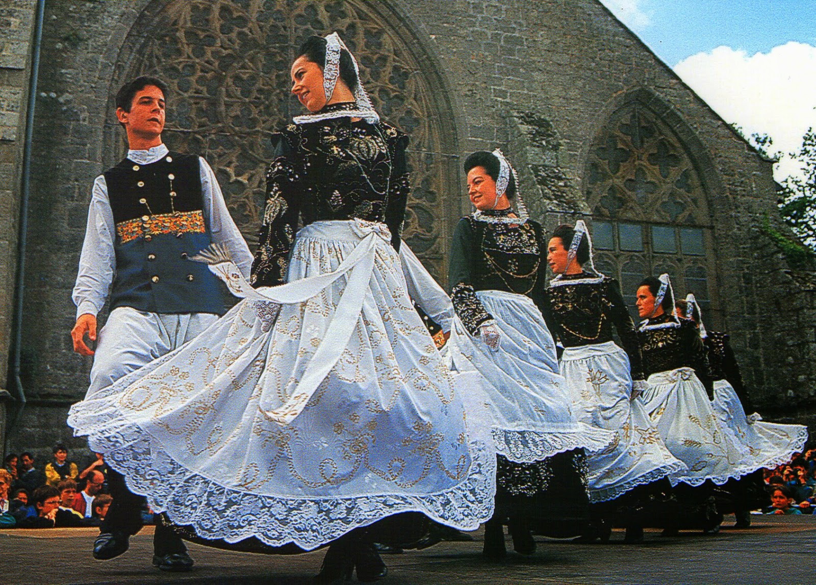 национальный костюм провинции бретань. традиционный костюм французов бретань. национальные костюмы эльзаса франция. наряды франции. бретань национальный костюм.