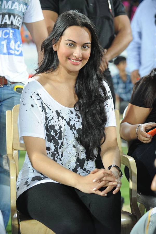 The King Decent Beauty Sonakshi Sinha Snapped At Ccl T20