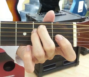 Cách chuyển hợp âm dễ dàng cho người mới học đàn guitar