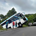 Brasil: Ônibus fica por um triz de cair de penhasco