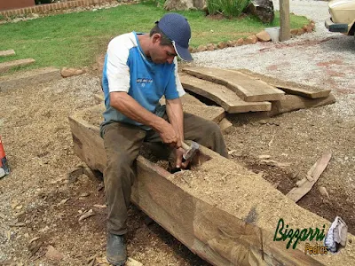 Terminando o cocho de madeira do monjolo onde vai cair a água da bica de madeira para o monjolo funcionar.