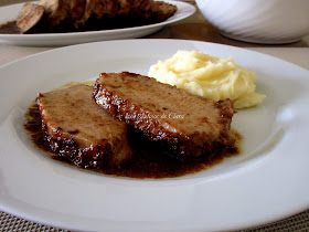 Lomo de cerdo al horno en salsa de vino y ciruelas pasas