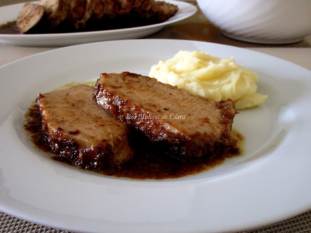 Lomo De Cerdo Al Horno En Salsa De Vino Y Ciruelas Pasas
