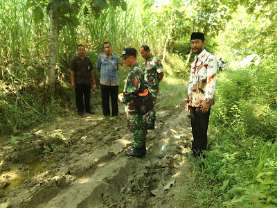 DANRAMIL TANGEN TINJAU LOKASI JALAN DESA GALEH DANRAMIL TANGEN TINJAU LOKASI JALAN DESA GALEH