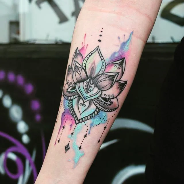 tatuaje de acuarela con la flor de loto
