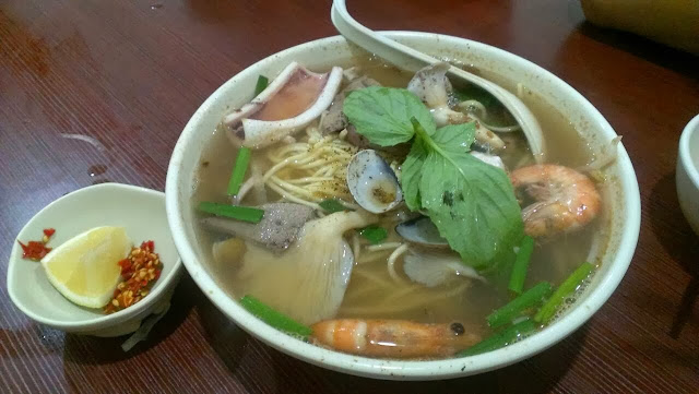 「越南河粉海鮮麵$80」其實跟越南河粉海鮮米線是一樣的湯底只是麵不同，貓家不知道，結果吃了一堆海鮮麵。旁邊付的是越南小吃常見的配料，檸檬+辣椒，吃起來酸酸辣辣。