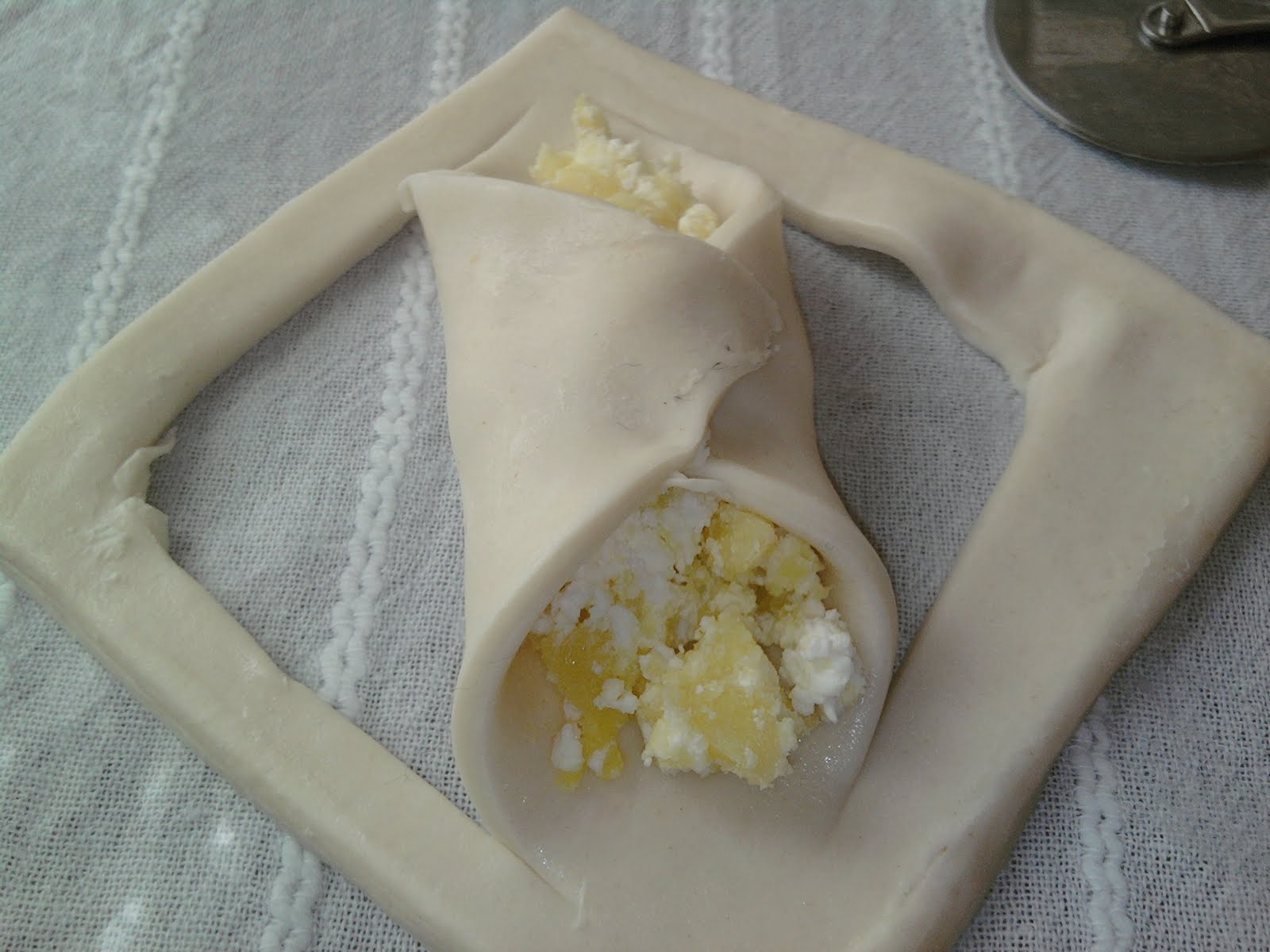 MİLFÖYDEN ŞEKİLLİ BÖREKLER Bomba Yemek Tarifleri MİLFÖYDEN ŞEKİLLİ BÖREKLER Bomba Yemek Tarifleri