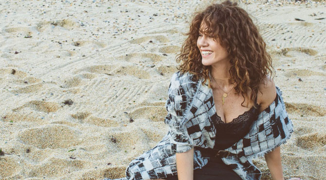 Magazinbloger Gokce Bahadir Sarkiciliga Soyundu