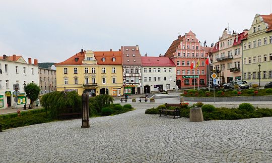 W żółtej kamienicy znajdował się dawniej zajazd „Pod Czarnym Niedźwiedziem”.