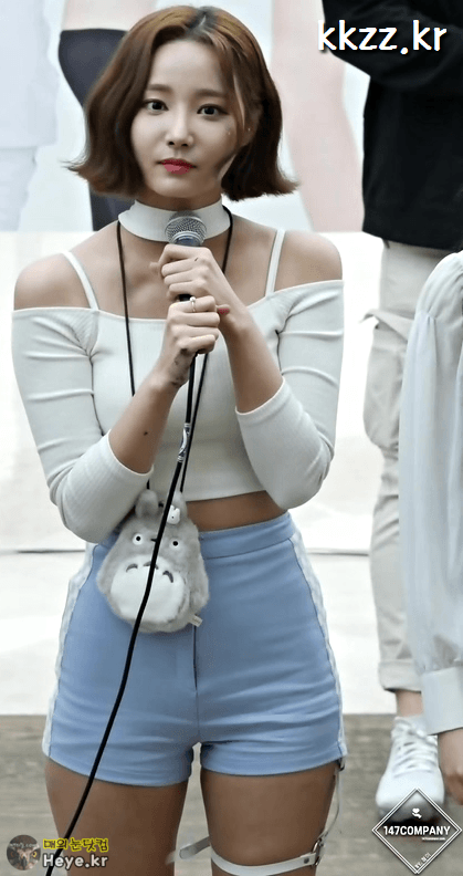 모모랜드, 어깨드러나는 오프숄더 연우..