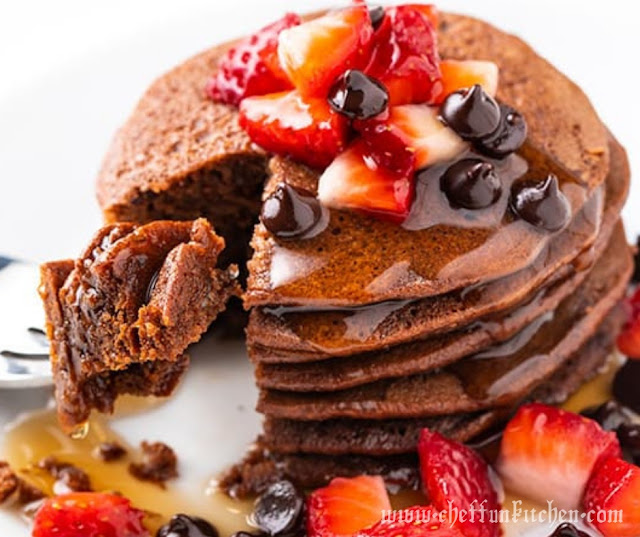 LOW CARB CHOCOLATE PROTEIN PANCAKES RECIPE