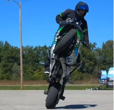 Freestyle Tingkat Dewa Bikin Ninja ZX636 Seperti Sepeda BMX