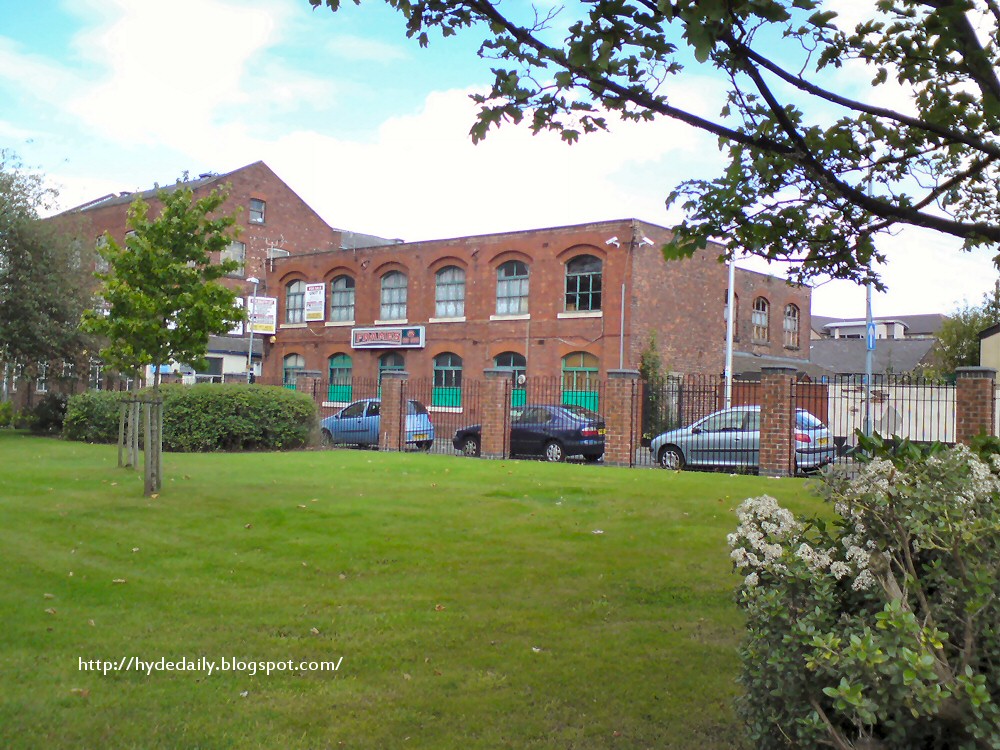 Hyde Xtra Frames Snooker Club