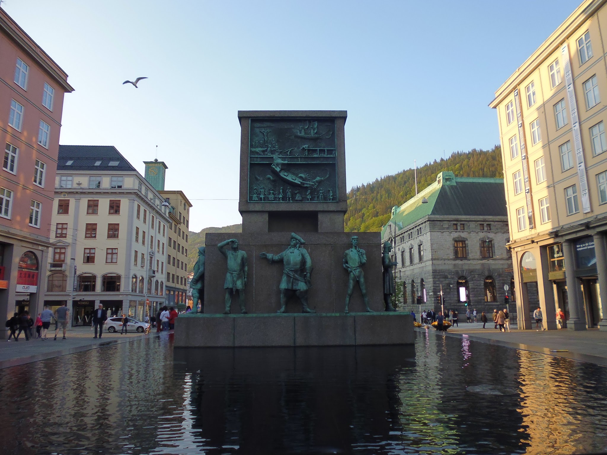 Monumento dedicado a los navegadores noruegos (Torgallmenningen) (@mibaulviajero)