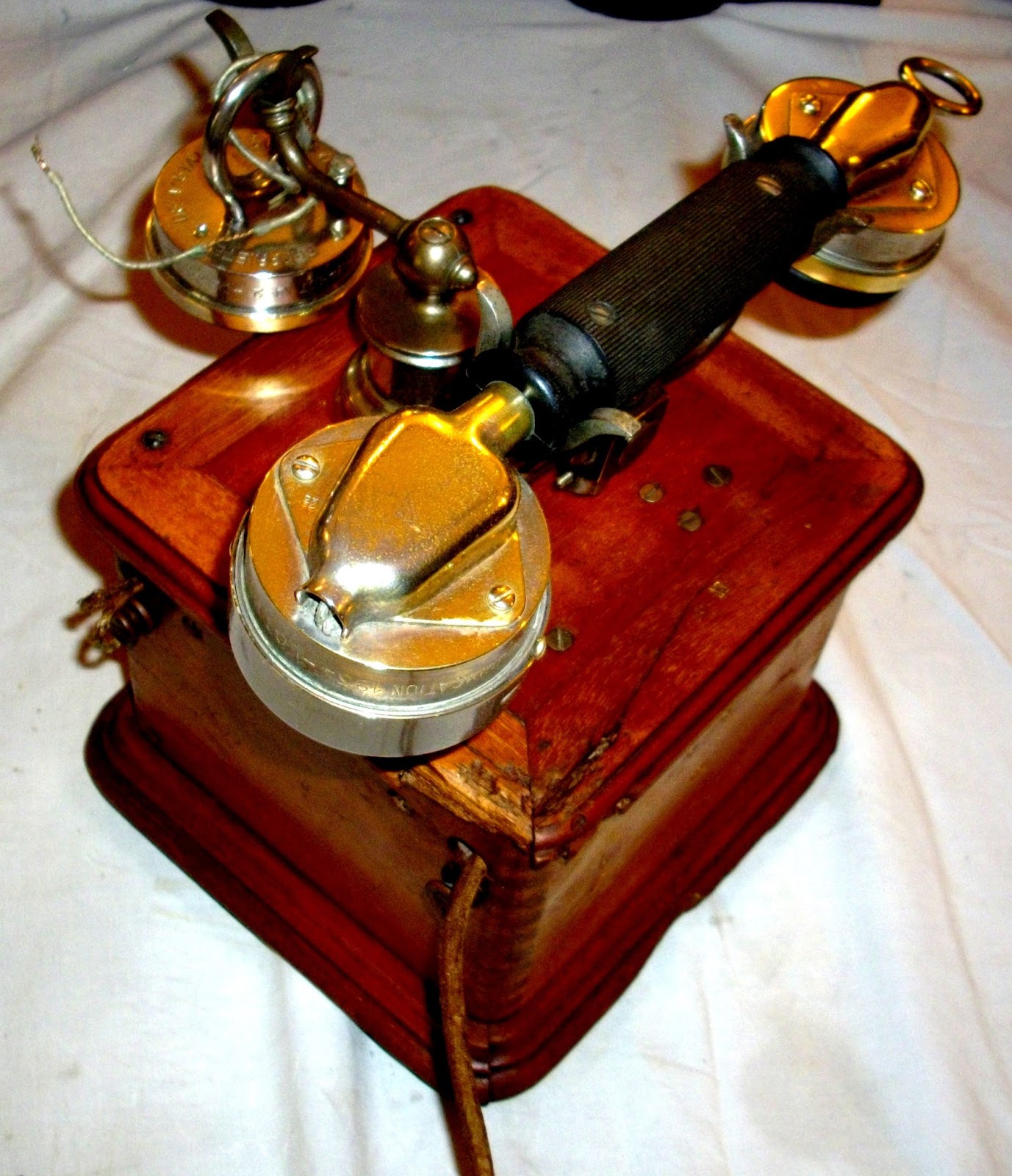 Téléphone ancien en bois a manivelle compagnie des téléphones Thomson