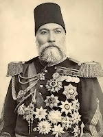 Gazi Osman Paşanın üzerindeki rütbe ve nişanlarla eski bir fotoğrafı