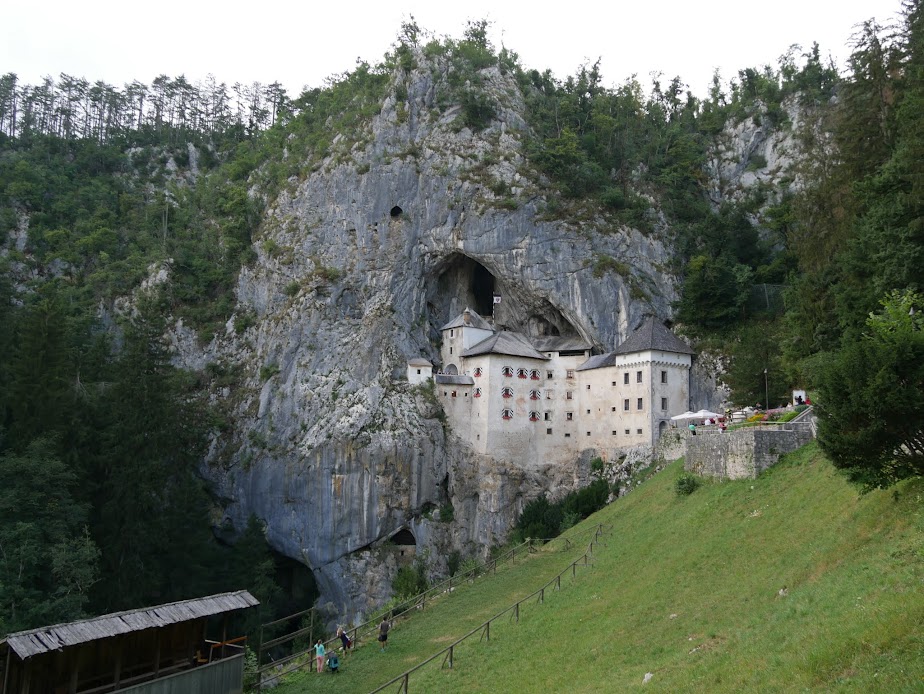 Autour Et Ailleurs Chateau De Predjama Slovenie