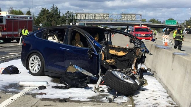 Tesla Dalam Kecelakaan California Yang Fatal Terjadi Di Auto Pilot