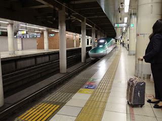右側にいるお姉さんカメラ構えていたら困っていました。 新幹線 上野駅