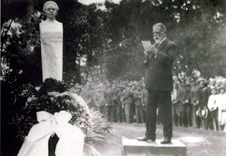Ο Κωστής Παλαμάς στα αποκαλυπτήρια της προτομής του Διονυσίου Σολωμού στον Βασιλικό Κήπο