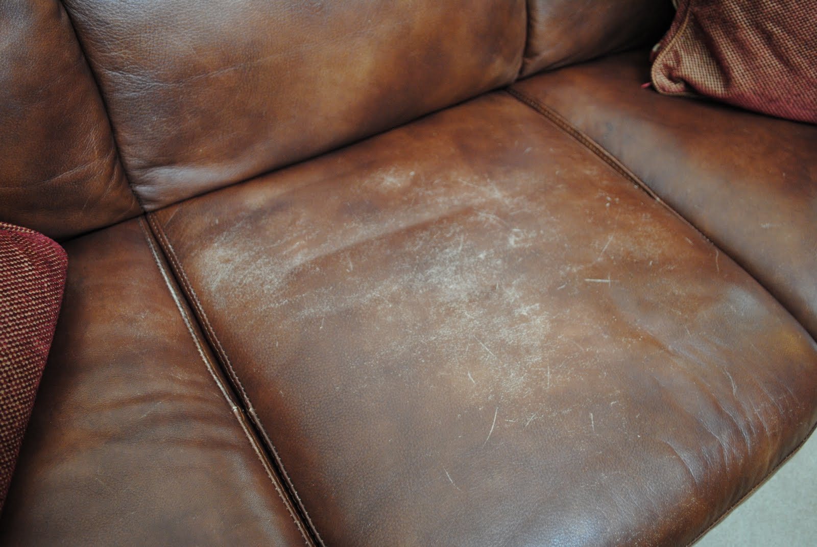 Реставрация кожаного. Старый кожаный диван. Диван кожа. Кожа для обивки дивана. Кожаный диван поврежденный.
