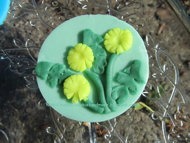 Fondant Cupcake Topper mit Löwenzahn, by Cakes, Cookies and more