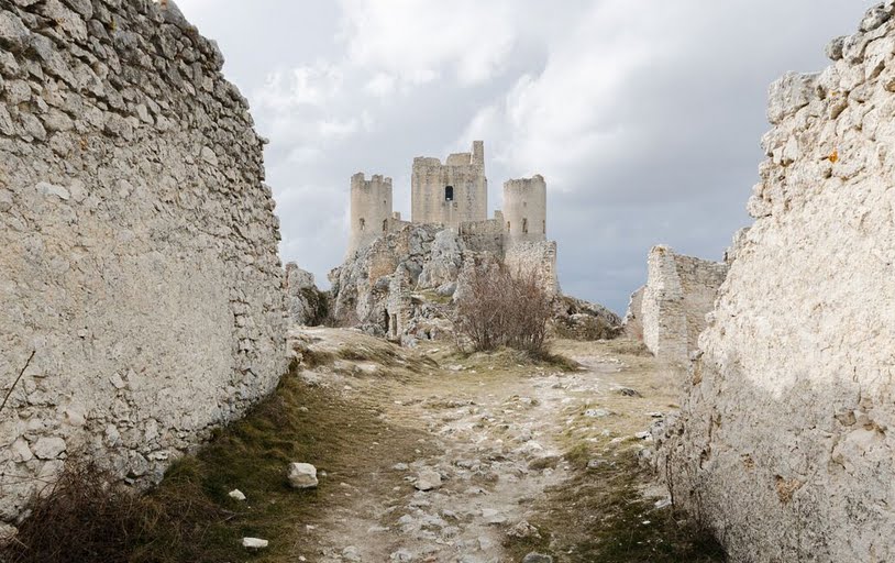 Giro d’Italia: 10 tappe da non perdere pedalando con la maglia rosa e con Virail 1 rocca calascio giro ditalia