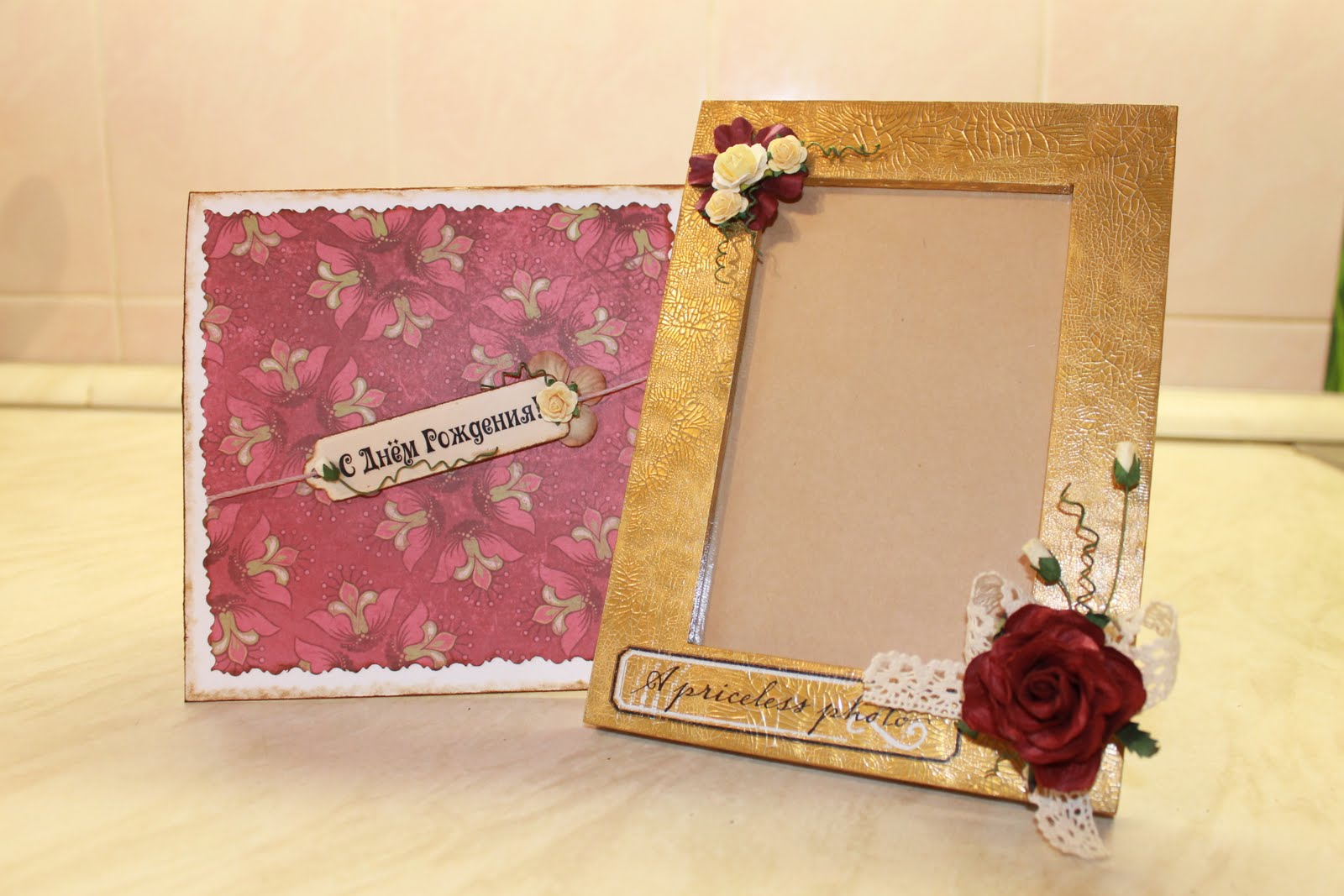 Романтичная фотография фоторамки на столе