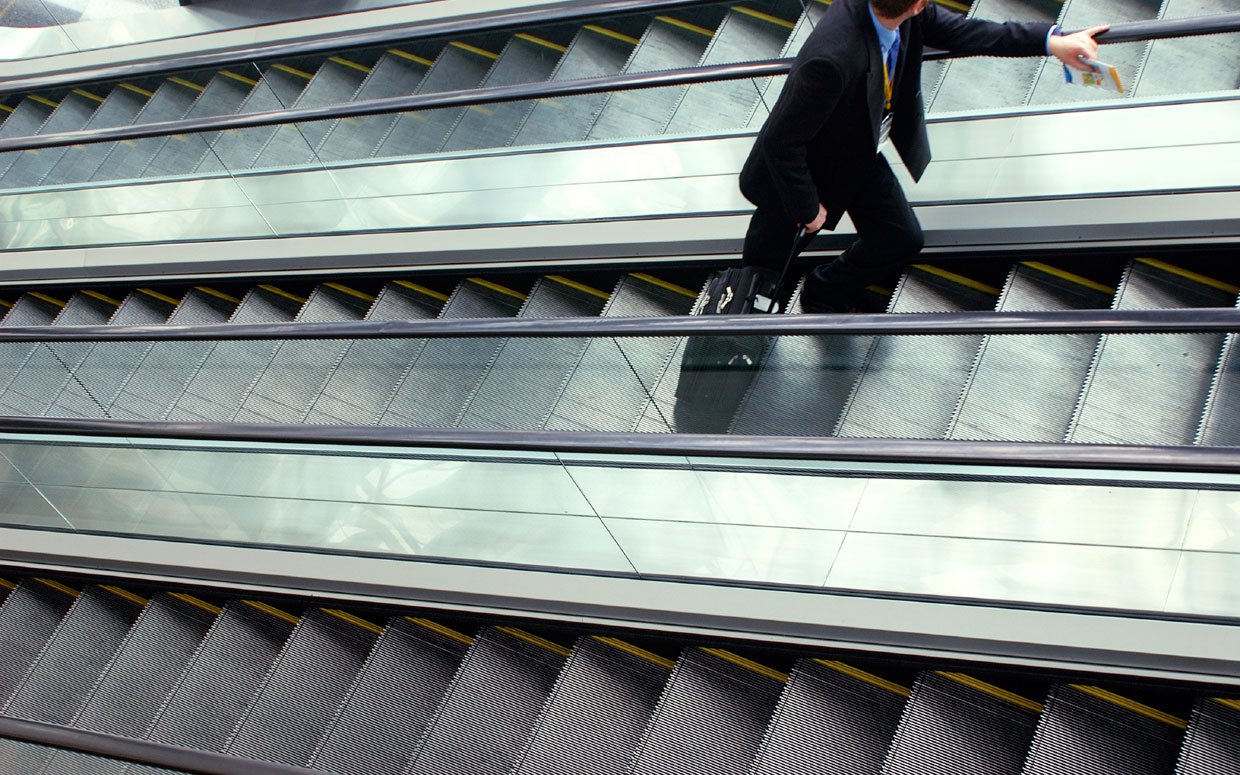 человек вверх на эскалаторе. подниматься по эскалатору. люди на эскалаторе. человек бежит на эскалаторе. идти по эскалатору.