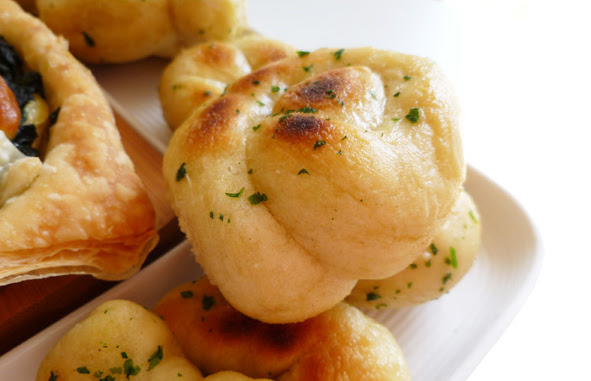 I NODINI DI ALE E LE TARTELLETTE ALLA CACIOTTA I NODINI DI ALE E LE TARTELLETTE ALLA CACIOTTA