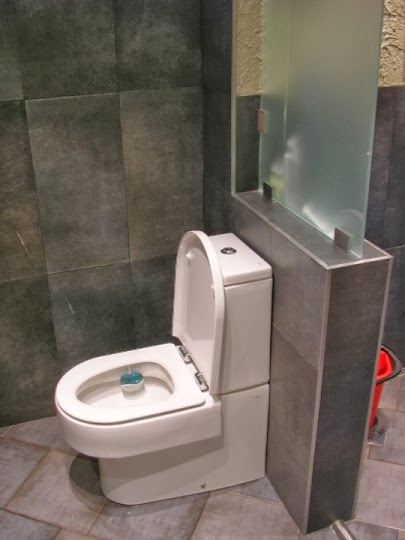 Тоалетна със стъклен параван към душ кабината
