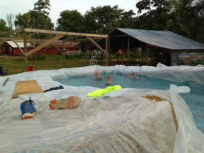 Hazlo tú mismo : Como hacer una piscina con una lona y fardos de heno