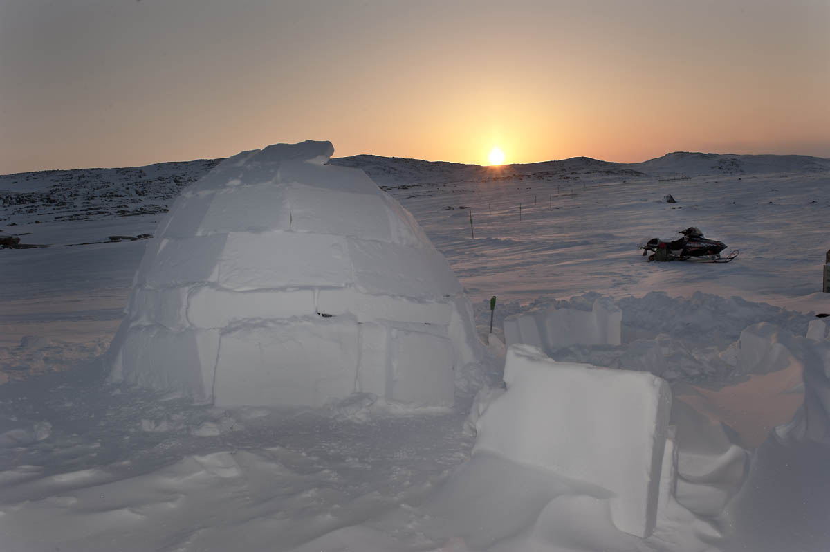 хижина эскимоса 4 букв. хижина из снега. домик из снежных блоков. иглу зимнее жилище эскимосов. иглу жилище эскимосов.