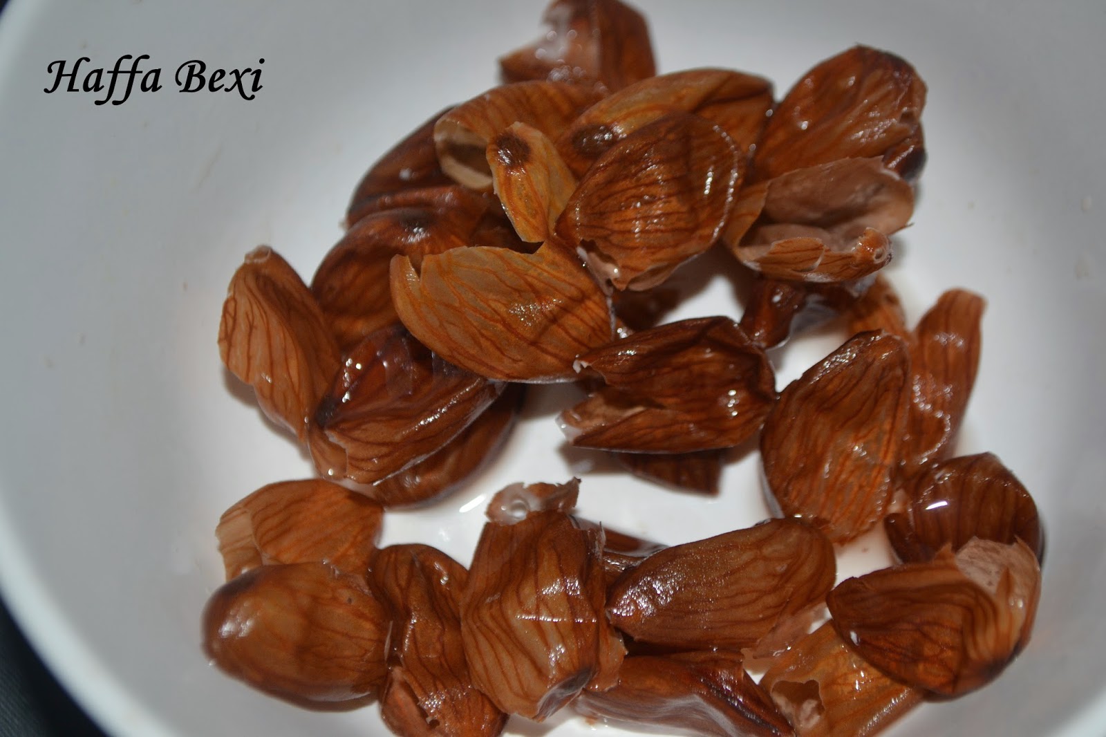 How to peel almonds in secondss!! Haffa's kitchen adventures