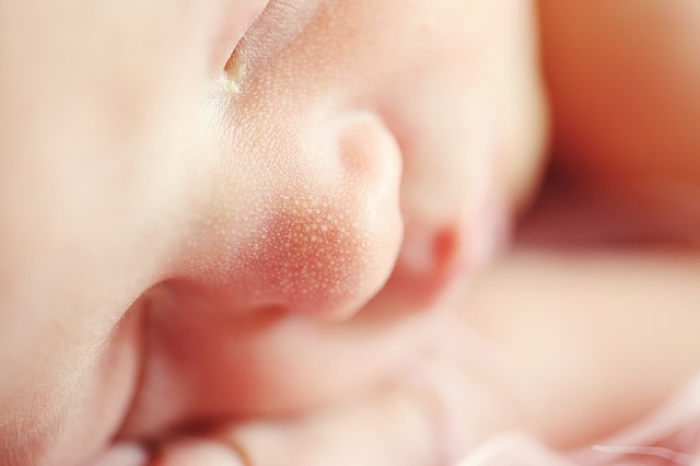 cara menghentikan bayi muntah, menghentikan bayi muntah saat menyusui, bayi muntah setelah menyusui, bayi muntah, bayi, bayi tidur