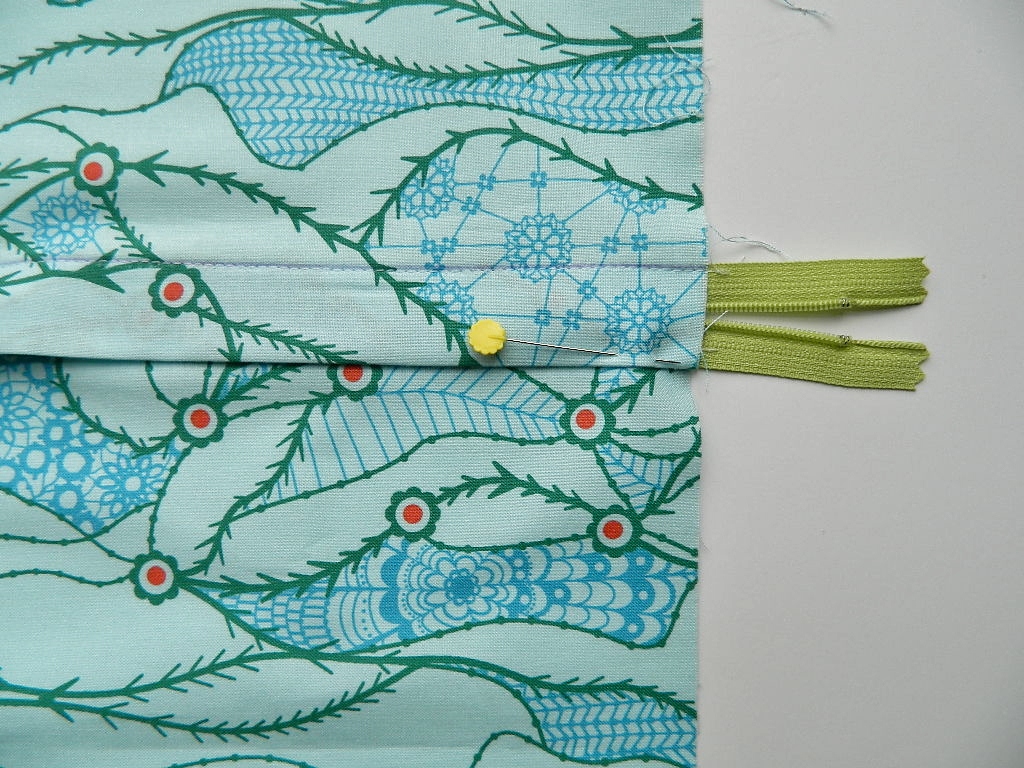 installing zipper closure in a pillow cover {tutorial}
