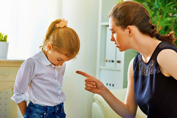 Çocukları her yanlışında azarlamanız tutumsal problemlere neden olacaktır.