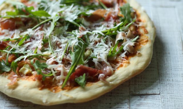 Küstenküche: Pizza mit Rucola, Schinken und Parmesan