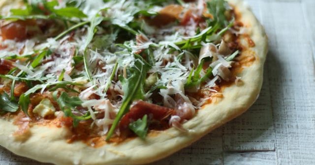 Küstenküche: Pizza mit Rucola, Schinken und Parmesan Küstenküche: Pizza mit Rucola, Schinken und Parmesan